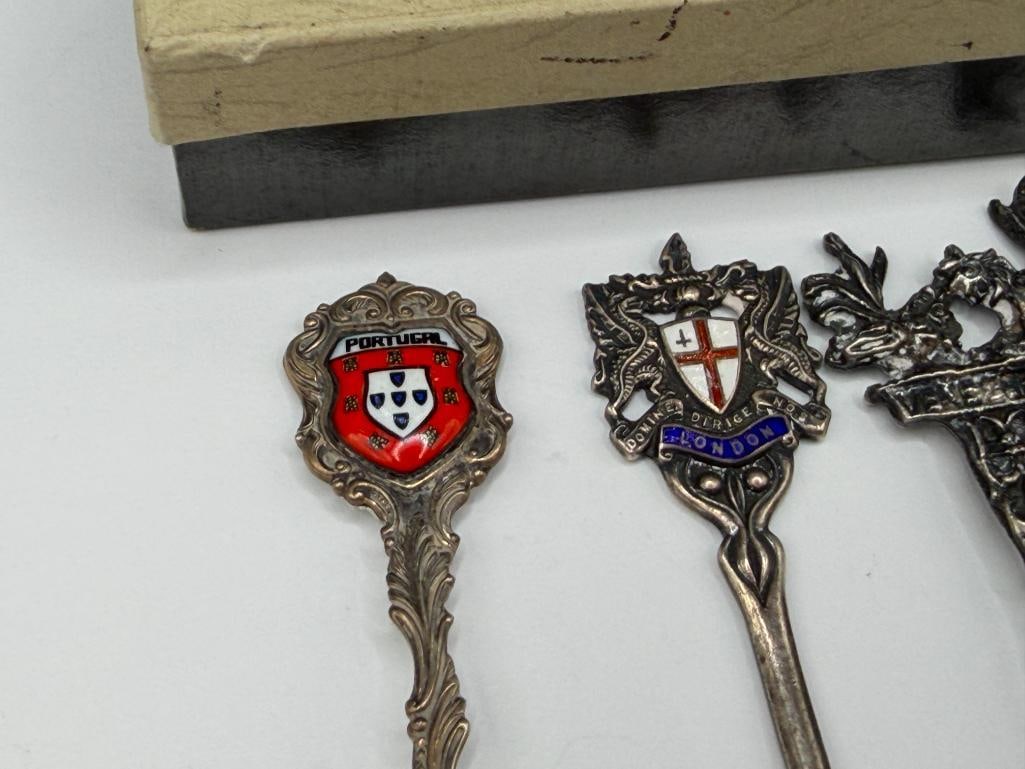 FIVE VINTAGE STERLING SILVER SOUVENIR SPOONS INCLUDING MOSTLY EUROPEAN PLACES SUCH AS LONDON - 3