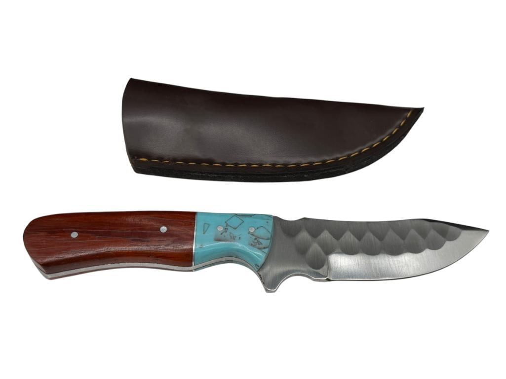 FIXED BLADE KNIFE FEATURING A FULL TANG BLADE WITH SCALLOPED DESIGN ON BLADE: ACCENTED WITH WOOD AND TURQUOISE COLORED RESIN HANDLE, INCLUDES BROWN FAUX LEATHER SHEATH, GOOD CONDITION 4 1/2" BLADE, 9" TOTAL LENGTH