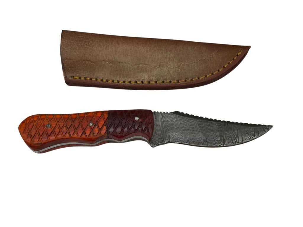 DAMASCUS STEEL FIXED BLADE KNIFE FEATAURING FULL TANG BLADE WITH CLIP-POINT: ACCENTED WITH DYED WOOD AND RED RESIN HANDLE, INCLUDES BROWN LEATHER SHEATH 3 1/2" BLADE, 8" TOTAL LENGTH