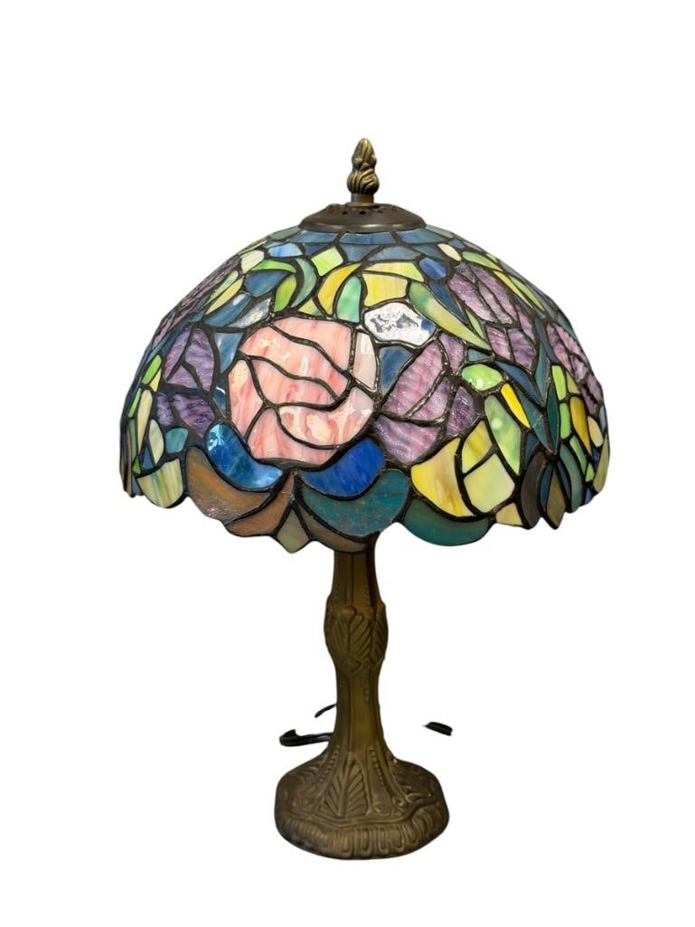 STAINED GLASS FLORAL ACCENT TABLE LAMP TIFFANY STYLE: MULTICOLOR FLORAL STAINED GLASS SHADE WITH BRASS TONED METAL BASE, TESTED + 14" H