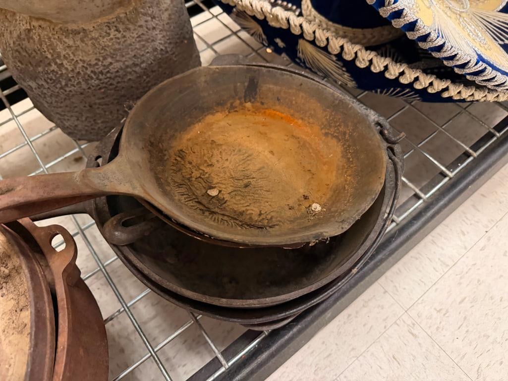 SEVEN ASSORTED CAST IRON COOKWARE PIECES INCLUDING SKILLETS AND LODGE #12 DUTCH OVEN - 7