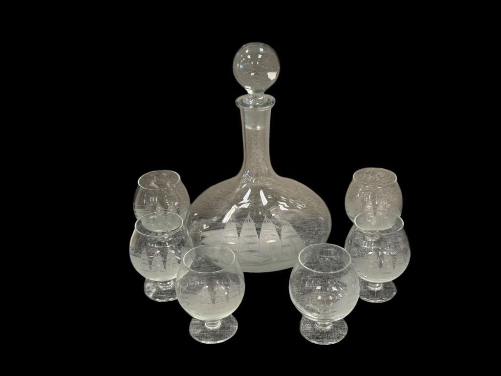 ETCHED GLASS NAUTICAL SHIPS STYLED DECANTER WITH SIX MATCHING CORDIALS (1 of 9)