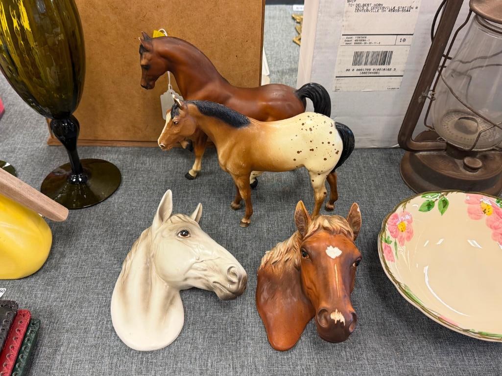 BREYER COLLECTIBLE WESTERN HORSE TOYS AND NORCREST VINTAGE CERAMIC WALL DECOR HORSE BUSTS - 2