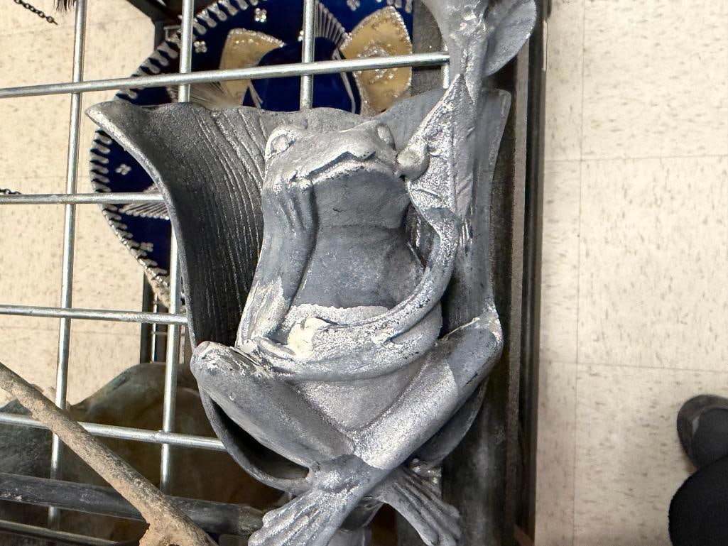 TWO SPI HOME " FROG FRIENDS " CAST ALUMINUM GARDEN YARD ART SCULPTURES FEATURING READING FROGS - 15