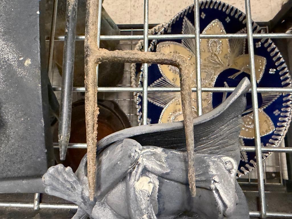 TWO SPI HOME " FROG FRIENDS " CAST ALUMINUM GARDEN YARD ART SCULPTURES FEATURING READING FROGS - 18