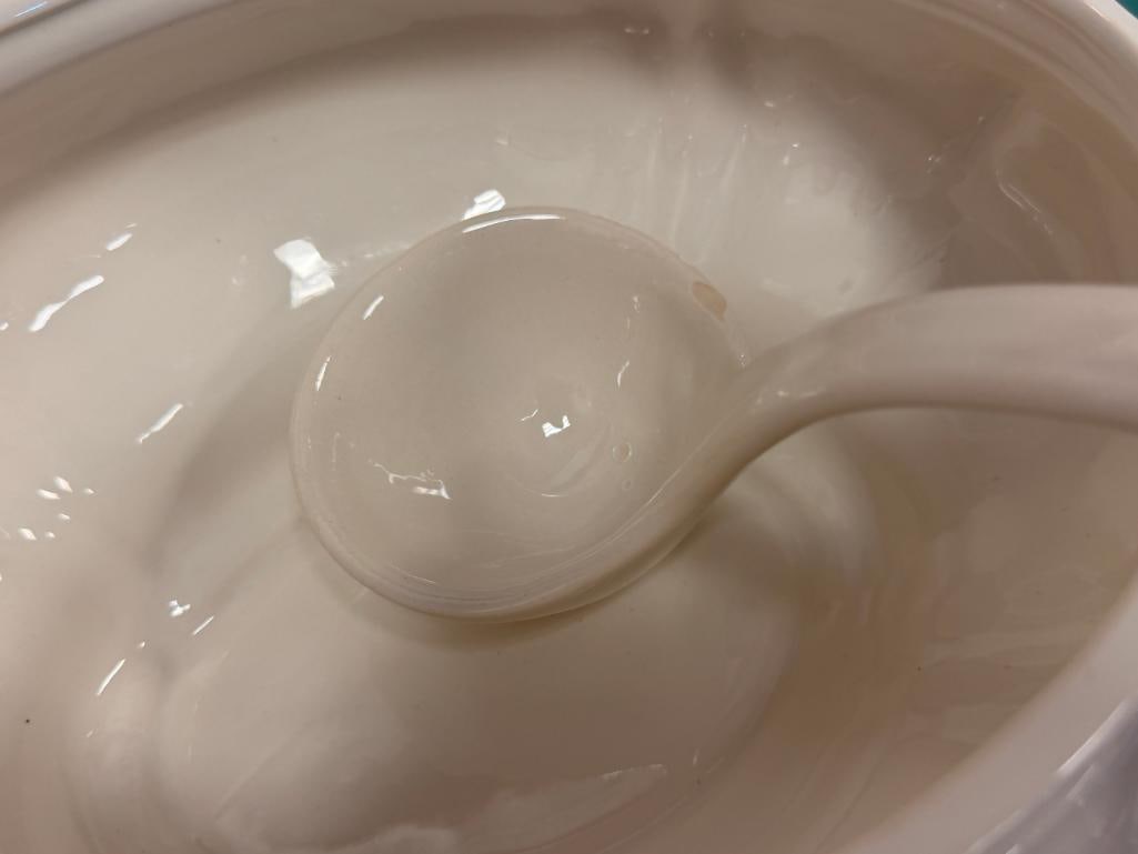 CERAMIC WHITE GLAZE SOUP TUREEN WITH BOTTOM PLATE AND LADDLE - 5
