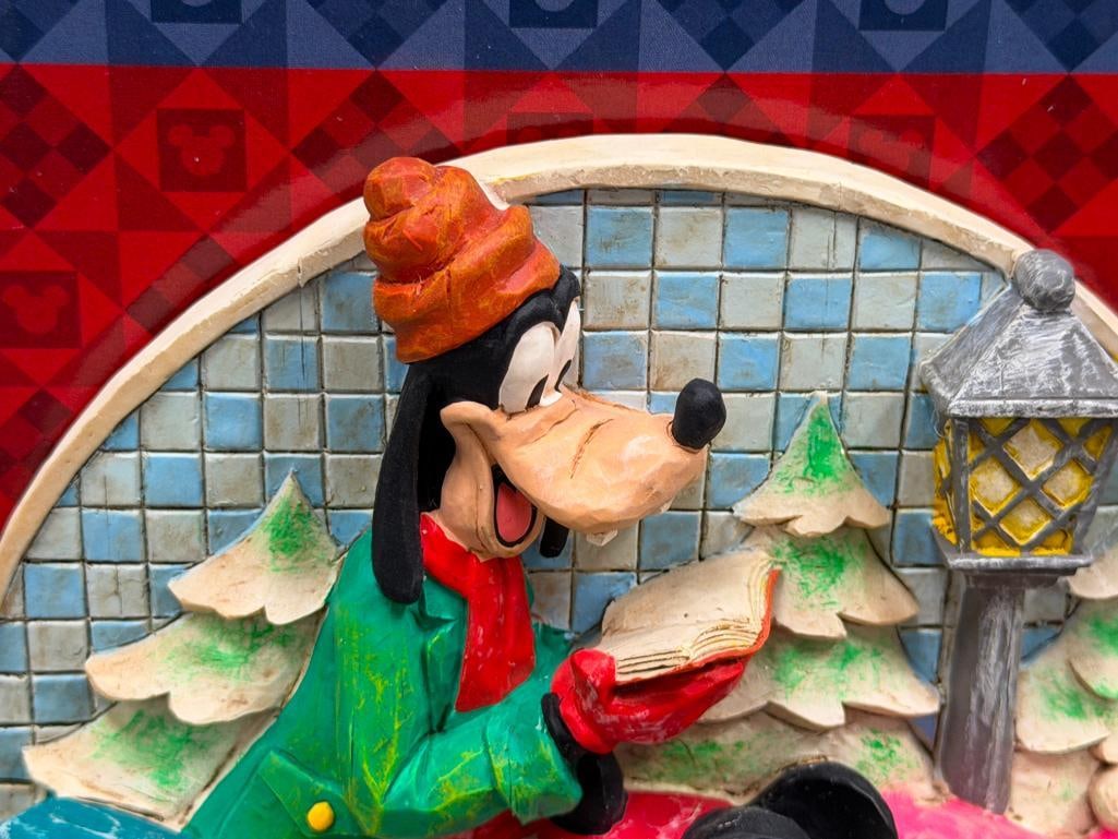WALT DISNEY SHOWCASE COLLECTION JIM SHORE / ENESCO WHIMSICAL FIGURINE TIS THE SEASON #4005629 - 4