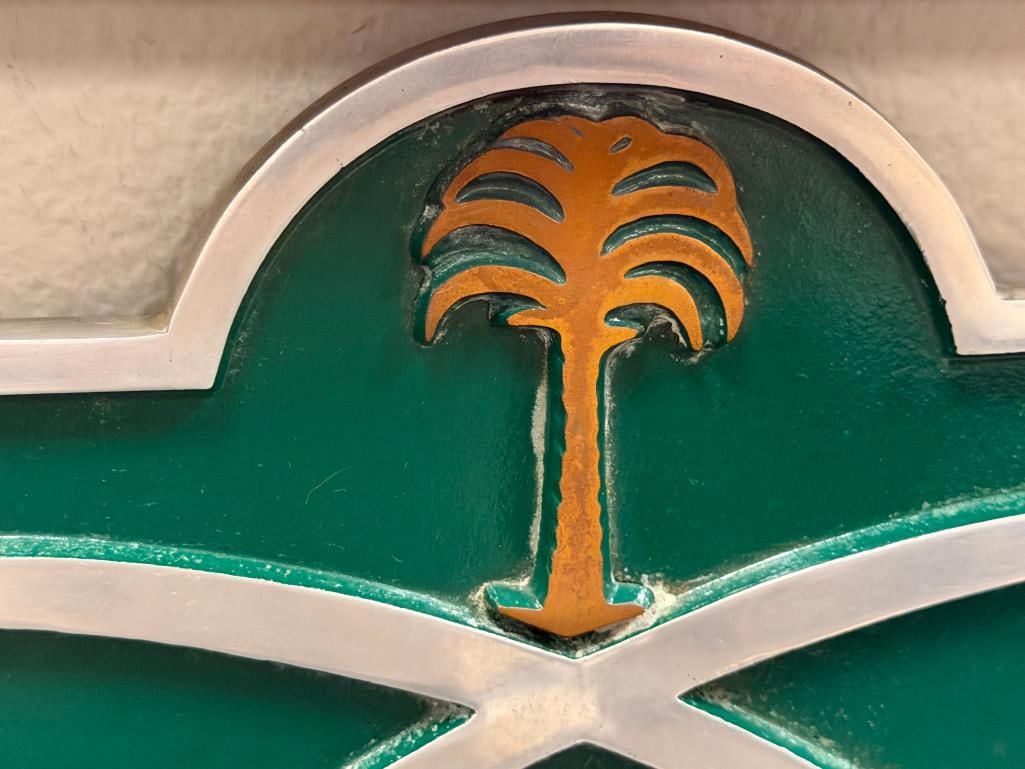 VINTAGE 1950'S SAUDI ARABIA CAST ALUMINUM NATIONAL EMBLEM PLAQUE - 3