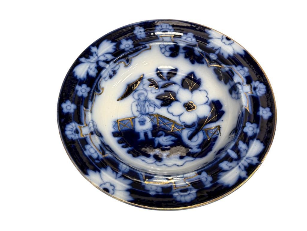 ANTIQUE ROYAL STAFFORDSHIRE FLO-BLUE PEKIN PATTERN PLATE WITH GILT ACCENTS MADE IN ENGLAND: FLORAL DESIGN WITH FIGURE IN THE CENTER, MARKED ON THE BOTTOM, NO CHIPS OR CRACKS 7 1/4" 