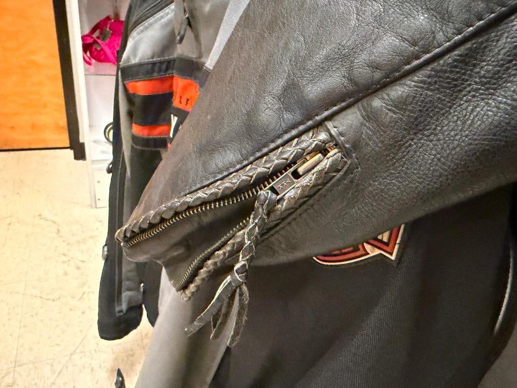 MEN'S HARLEY DAVIDSON MOTORCYCLES BLACK LEATHER RIDING JACKET AND PURPLE HOG BLACK LEATHER CHAPS - 9