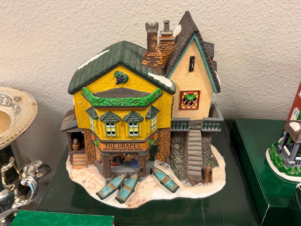 TWELVE DAYS OF DICKENS VILLAGE DEPT 56 PORCELAIN ILLUMINATING BUILDINGS AND ACCESSORIES - 10