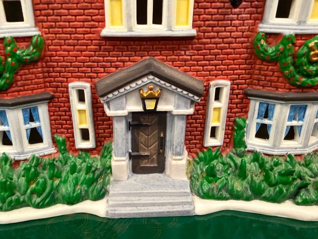 TWELVE DAYS OF DICKENS VILLAGE DEPT 56 PORCELAIN ILLUMINATING BUILDINGS AND ACCESSORIES - 18