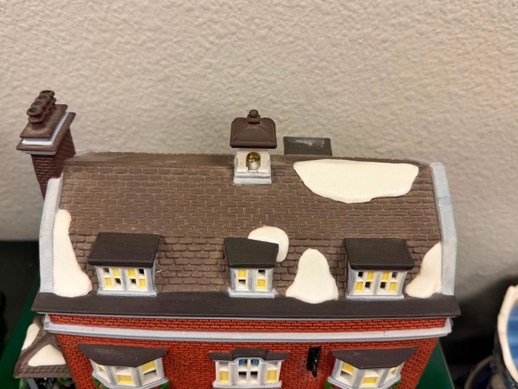 TWELVE DAYS OF DICKENS VILLAGE DEPT 56 PORCELAIN ILLUMINATING BUILDINGS AND ACCESSORIES - 19