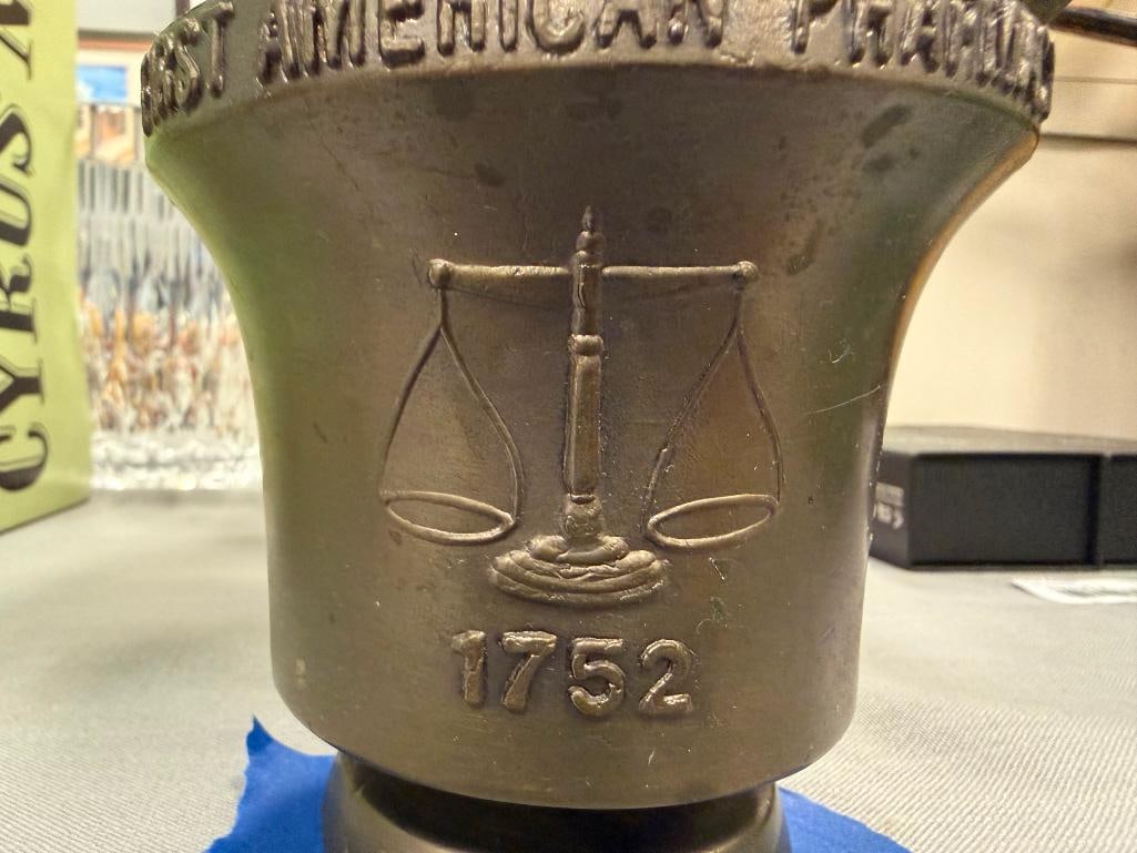 FIRST AMERICAN PHARMACY 1752 CAST ALLOY METAL COMMEMORATIVE MORTAR AND PESTLE CIRCA 1960'S - 3
