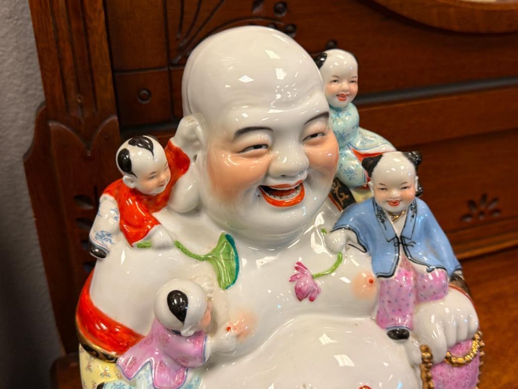 LARGE CHINESE FAMILLE ROSE PORCELAIN FIGURE OF THE LAUGHING BUDDHA WITH CHILDREN - 2