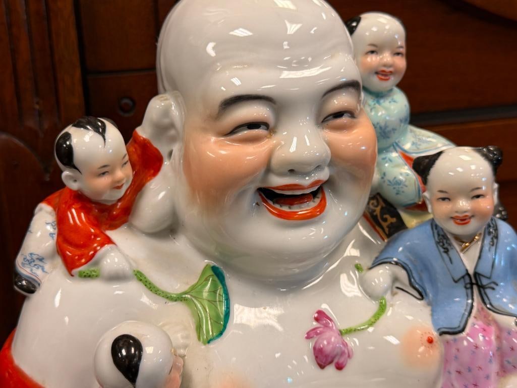 LARGE CHINESE FAMILLE ROSE PORCELAIN FIGURE OF THE LAUGHING BUDDHA WITH CHILDREN - 3