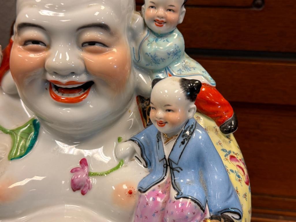 LARGE CHINESE FAMILLE ROSE PORCELAIN FIGURE OF THE LAUGHING BUDDHA WITH CHILDREN - 4