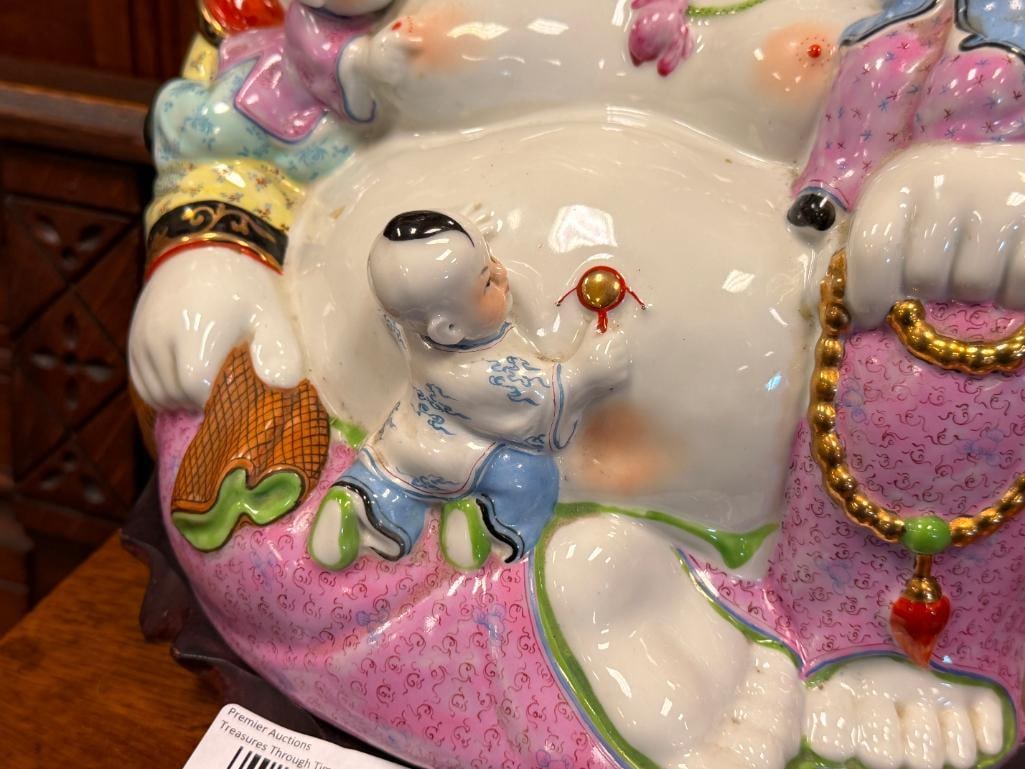 LARGE CHINESE FAMILLE ROSE PORCELAIN FIGURE OF THE LAUGHING BUDDHA WITH CHILDREN - 5