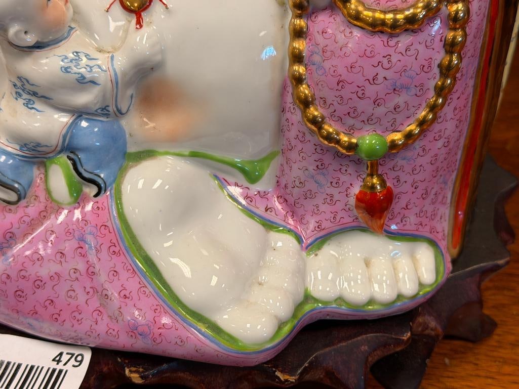 LARGE CHINESE FAMILLE ROSE PORCELAIN FIGURE OF THE LAUGHING BUDDHA WITH CHILDREN - 6