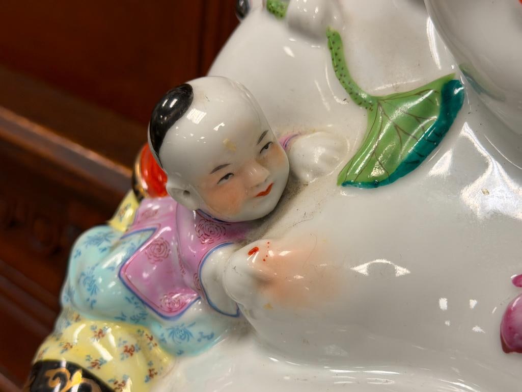LARGE CHINESE FAMILLE ROSE PORCELAIN FIGURE OF THE LAUGHING BUDDHA WITH CHILDREN - 7