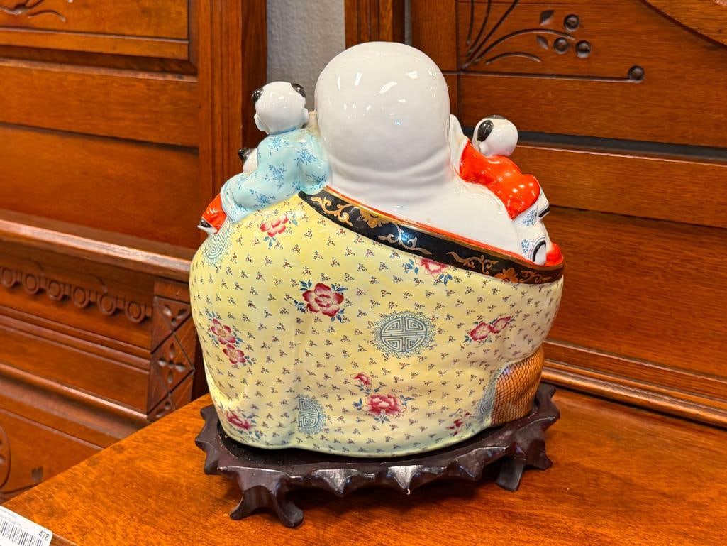 LARGE CHINESE FAMILLE ROSE PORCELAIN FIGURE OF THE LAUGHING BUDDHA WITH CHILDREN - 8