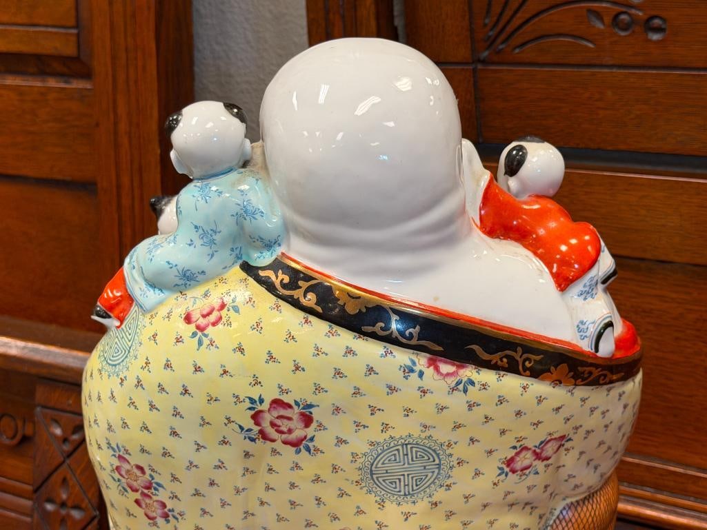 LARGE CHINESE FAMILLE ROSE PORCELAIN FIGURE OF THE LAUGHING BUDDHA WITH CHILDREN - 9
