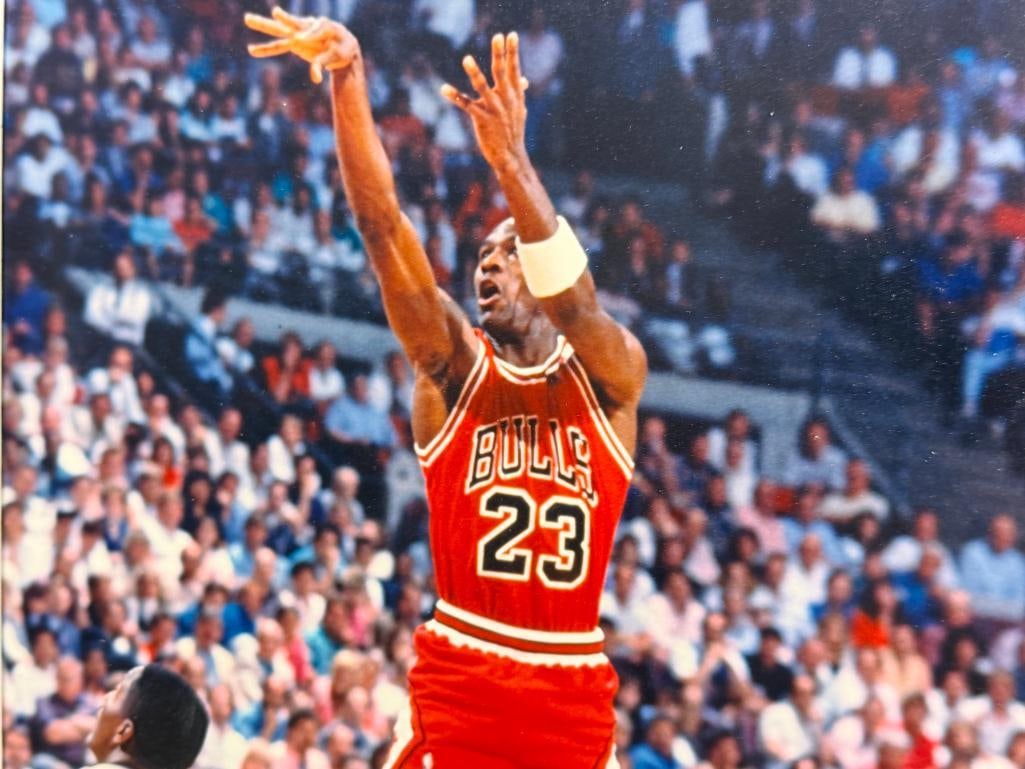 MICHAEL JORDAN 1991 AND 1992 UPPERDECK BASKETBALL CARDS ENSEMBLE WITH PIN AND PHOTO-PRINT - 3