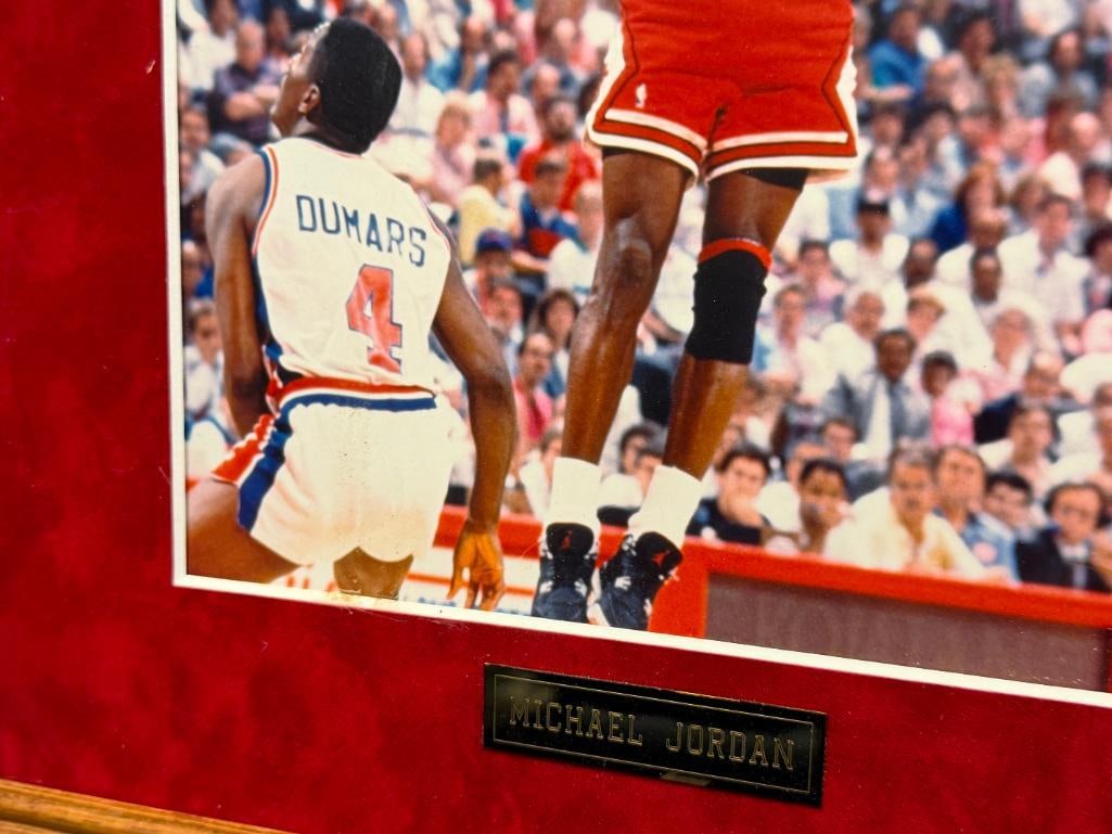 MICHAEL JORDAN 1991 AND 1992 UPPERDECK BASKETBALL CARDS ENSEMBLE WITH PIN AND PHOTO-PRINT - 4