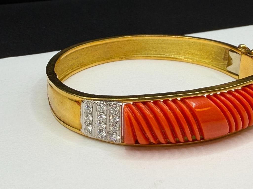 TELANTINI SIGNED 18K YELLOW GOLD CARVED CORAL AND ROUND BRILLIANT CUT DIAMOND BANGLE BRACELET - 2