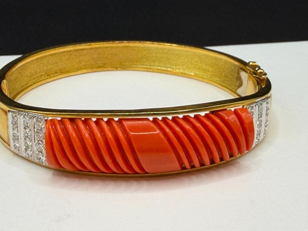TELANTINI SIGNED 18K YELLOW GOLD CARVED CORAL AND ROUND BRILLIANT CUT DIAMOND BANGLE BRACELET - 3