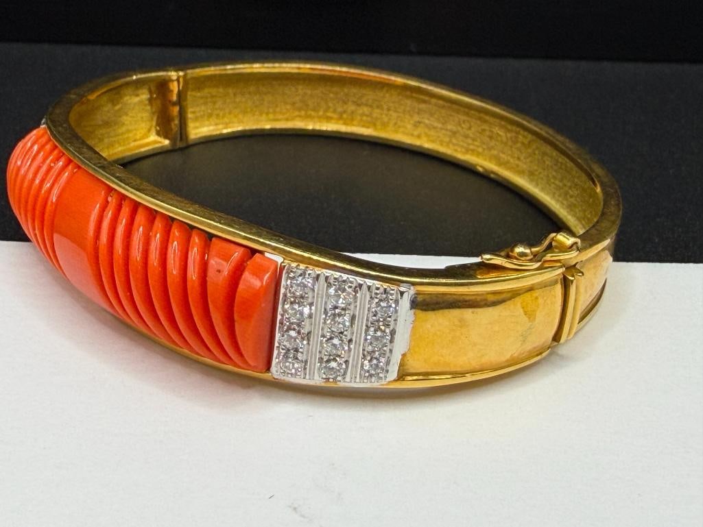 TELANTINI SIGNED 18K YELLOW GOLD CARVED CORAL AND ROUND BRILLIANT CUT DIAMOND BANGLE BRACELET - 4