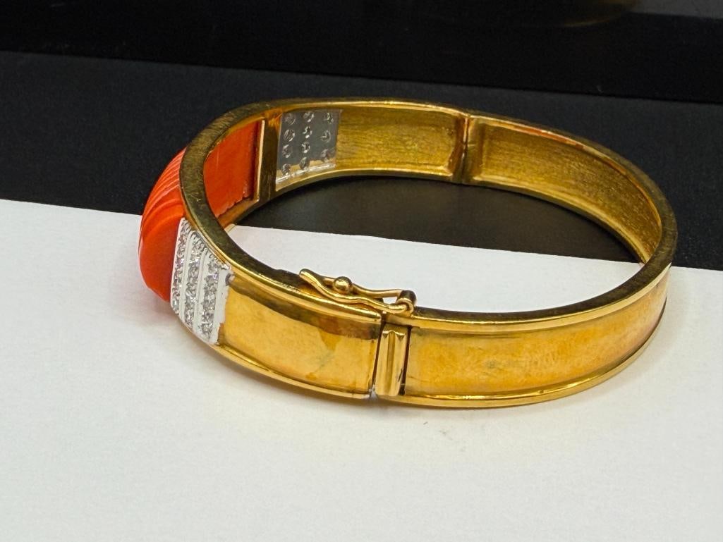 TELANTINI SIGNED 18K YELLOW GOLD CARVED CORAL AND ROUND BRILLIANT CUT DIAMOND BANGLE BRACELET - 5