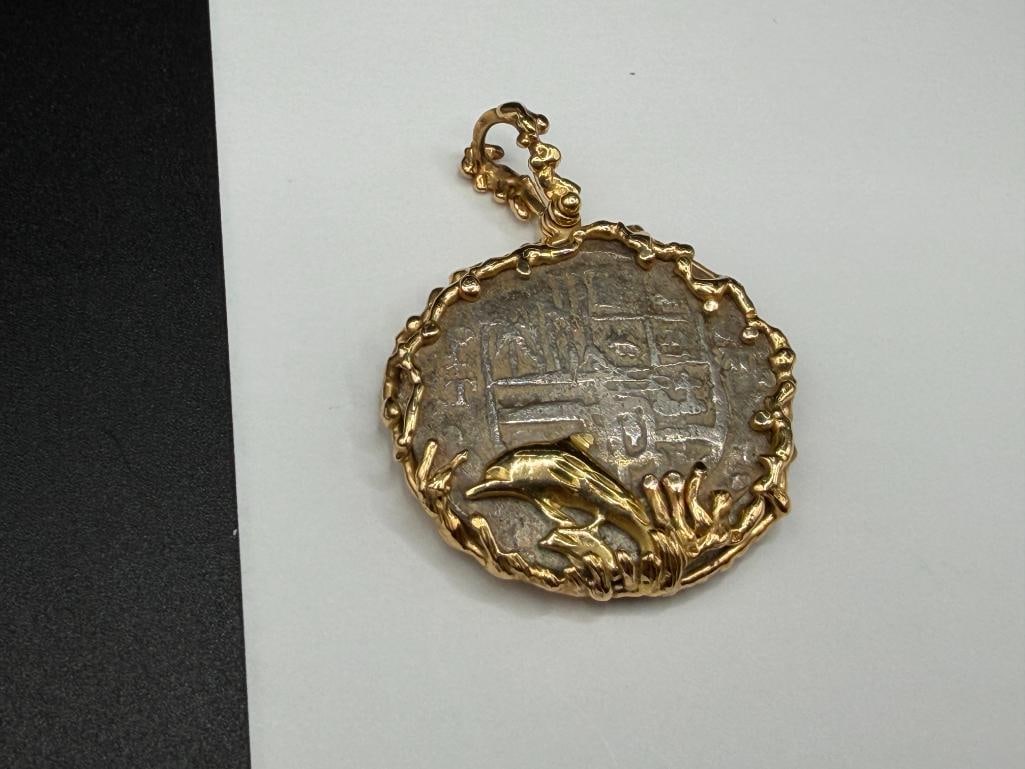 14K YELLOW GOLD DOLPHIN MOTIF PENDANT FEATURING CABOCHON EMERALD AND SILVER 8 REALES ATOCHA COIN - 7