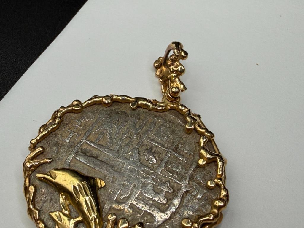 14K YELLOW GOLD DOLPHIN MOTIF PENDANT FEATURING CABOCHON EMERALD AND SILVER 8 REALES ATOCHA COIN - 9