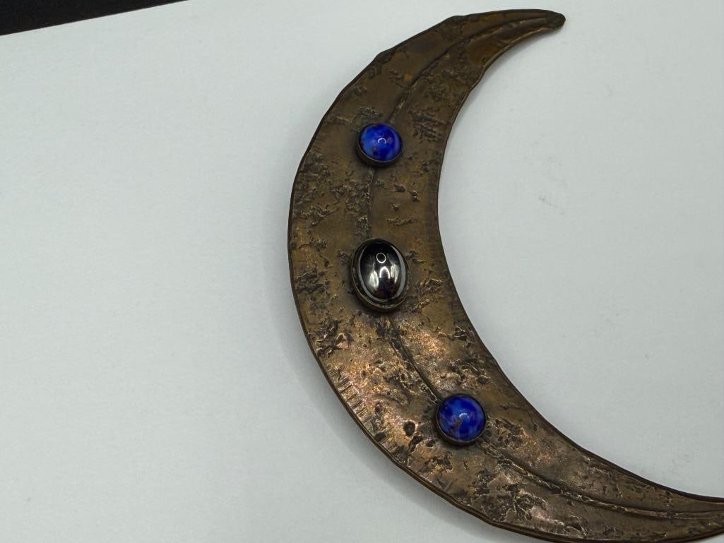 MARJORIE BAER ARTISTAN SIGNED BRASS CRESCENT MOON BROOCH ACCENTED WITH BLUE STONE AND HEMATITE - 2
