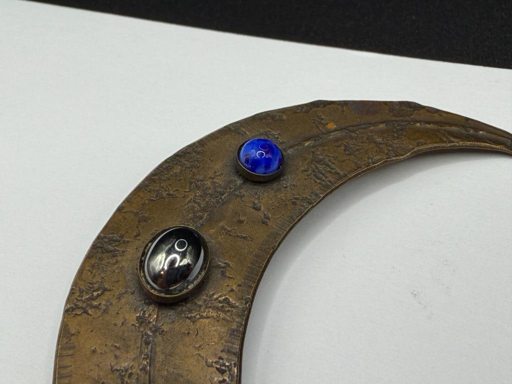 MARJORIE BAER ARTISTAN SIGNED BRASS CRESCENT MOON BROOCH ACCENTED WITH BLUE STONE AND HEMATITE - 3