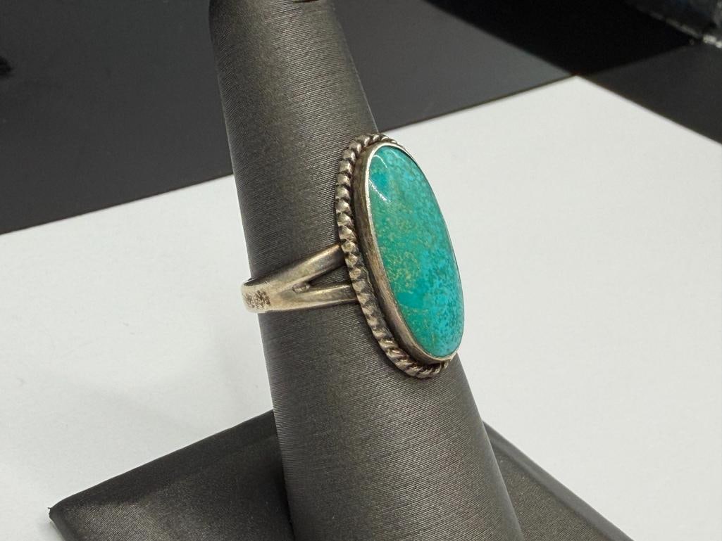 VINTAGE NAVAJO ARTIST SIGNED STERLING SILVER OVAL TURQUOISE RING - 2