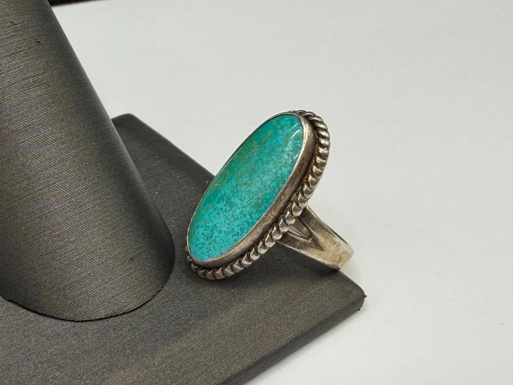 VINTAGE NAVAJO ARTIST SIGNED STERLING SILVER OVAL TURQUOISE RING - 3