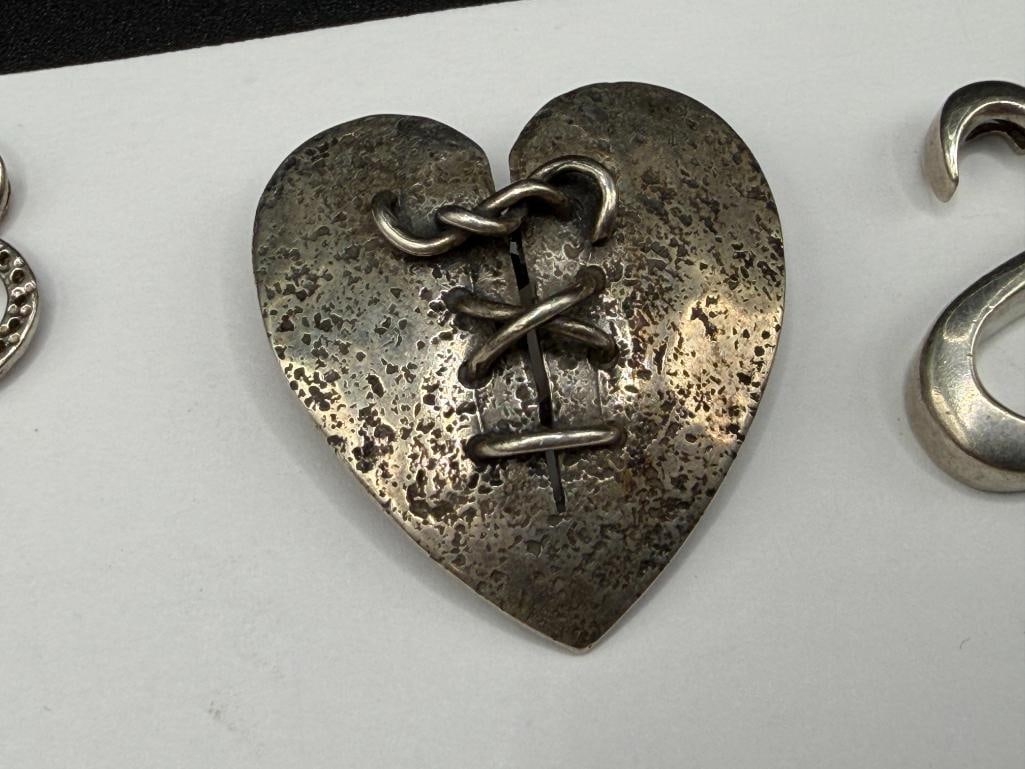 STERLING SILVER HEART MOTIF JEWELRY INCLUDING A DIAMOND HEART PENDANT AND A SIGNED BROOCH - 4