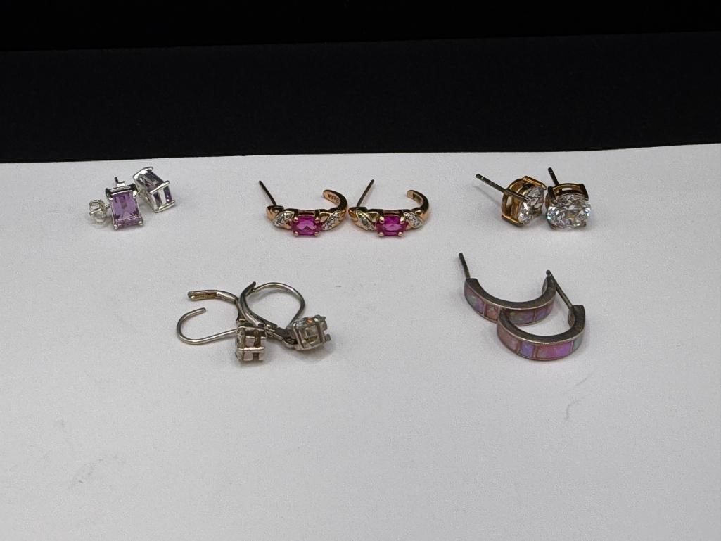 FIVE PAIRS OF STERLING SILVER EARRINGS INCLUDING ROUND CUT CZ, AMETHYST, INLAID DESIGN, GOLD TONE - 2
