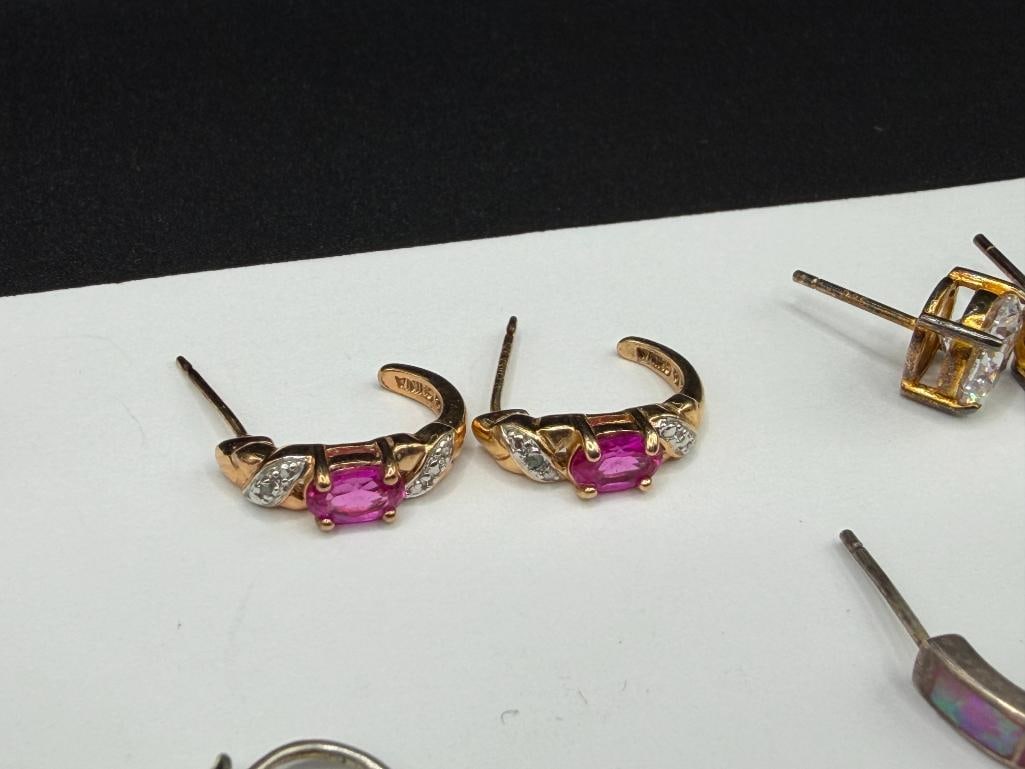 FIVE PAIRS OF STERLING SILVER EARRINGS INCLUDING ROUND CUT CZ, AMETHYST, INLAID DESIGN, GOLD TONE - 4