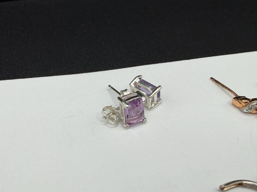 FIVE PAIRS OF STERLING SILVER EARRINGS INCLUDING ROUND CUT CZ, AMETHYST, INLAID DESIGN, GOLD TONE - 6