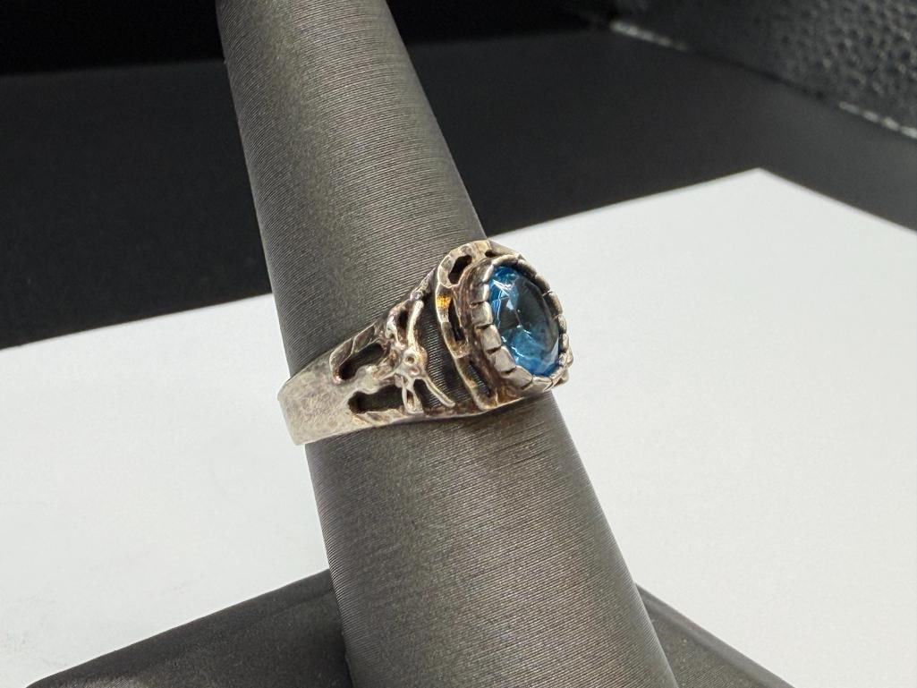 STERLING SILVER MEXICO MADE RANCHER MOTIF HORSESHOE AND BLUE TOPAZ RING - 2
