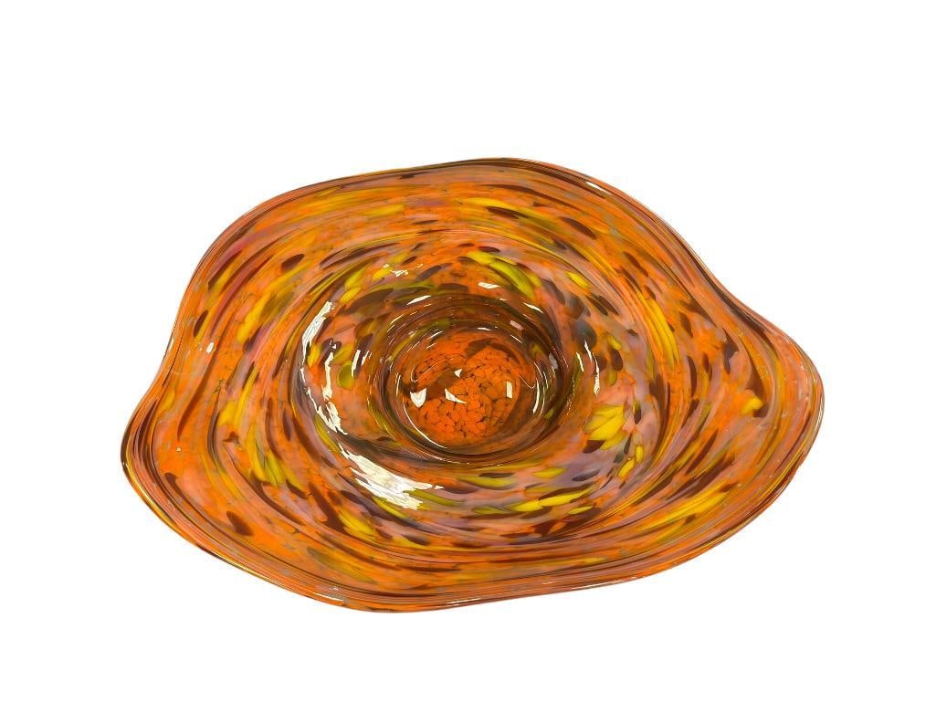 BAVARIAN GERMAN HAND BLOWN ART GLASS ALTBAYERISCHE KRYSTALLGLASHUTTE FREE FORM CONFETTI CONSOLE B...: HAND BLOWN ORANGE CONFETTI ART GLASS BOWL WITH WAVY EDGE, ORIGINAL LABEL ON THE BOTTOM NO CHIPS OR REPAIR, MADE IN GERMANY 16" X 12 3/4" 