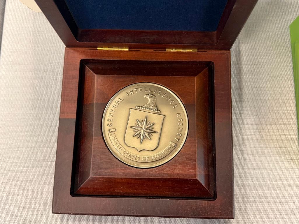 UNITED STATES C.I.A. CENTRAL INTELLIGANCE AGENCY LARGE MEDALLION PEWTER TONE - 4
