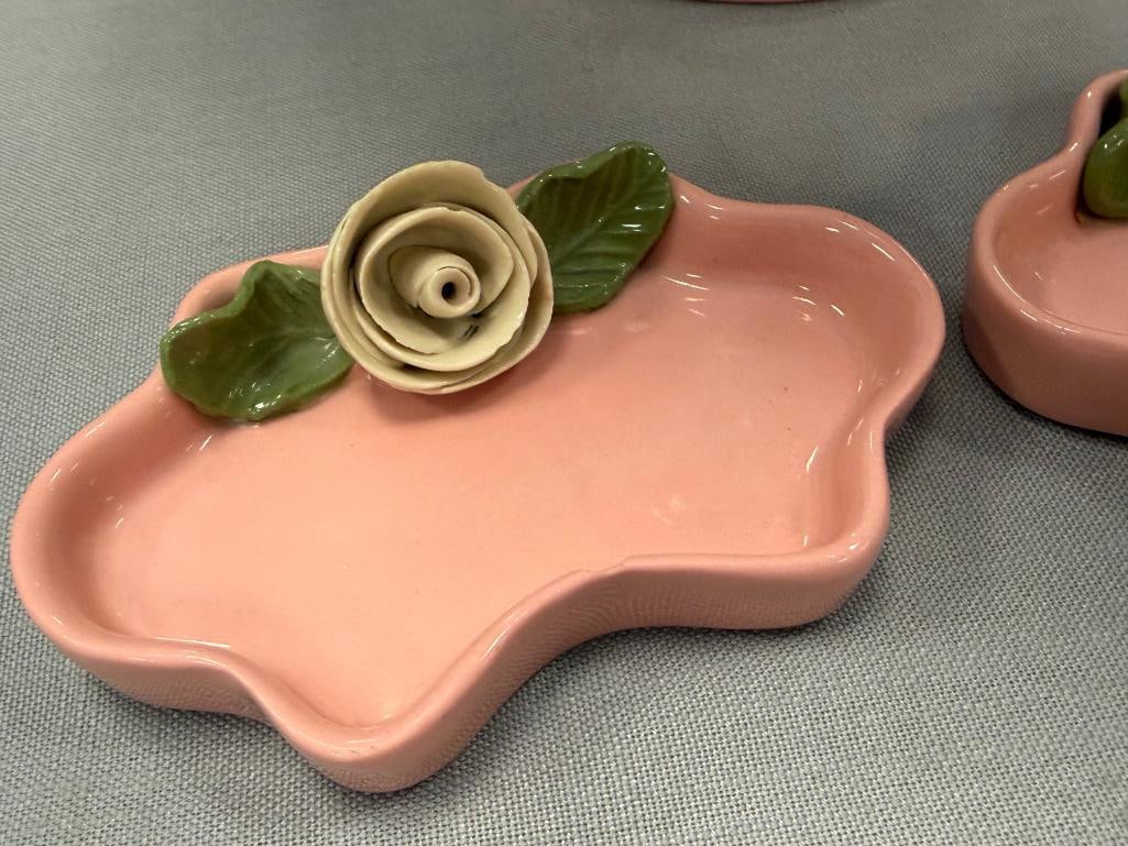CAPODIMONTE STYLE PINK CERAMIC TABLE LAMP WITH MATCHING PINK GLAZED DISHES - 10