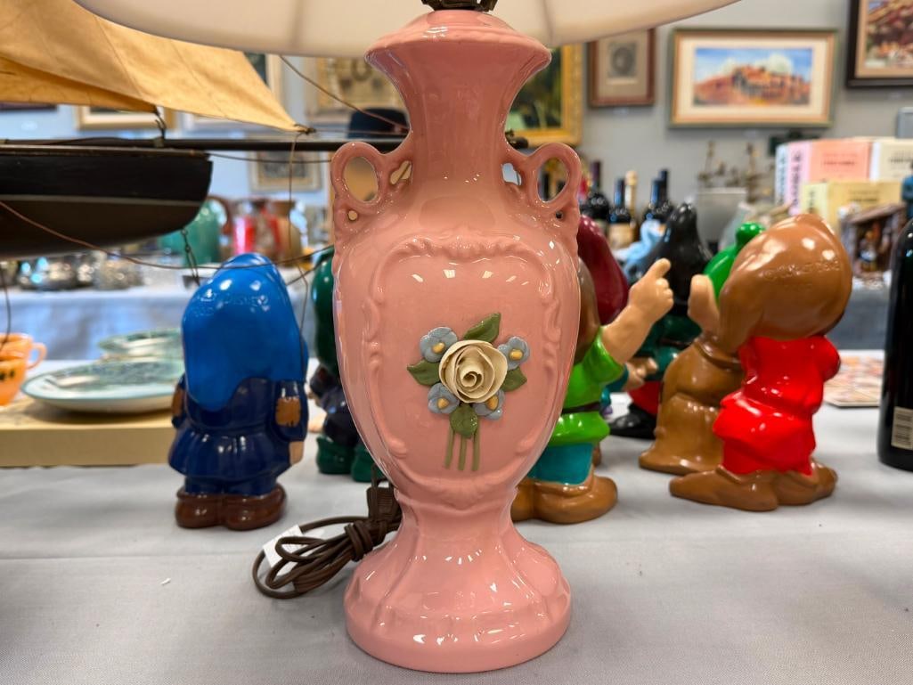 CAPODIMONTE STYLE PINK CERAMIC TABLE LAMP WITH MATCHING PINK GLAZED DISHES - 12