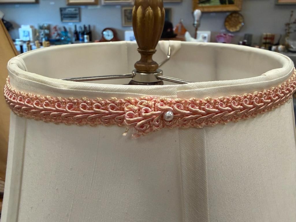 CAPODIMONTE STYLE PINK CERAMIC TABLE LAMP WITH MATCHING PINK GLAZED DISHES - 17
