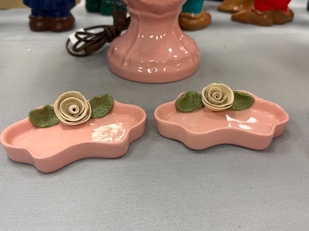 CAPODIMONTE STYLE PINK CERAMIC TABLE LAMP WITH MATCHING PINK GLAZED DISHES - 7