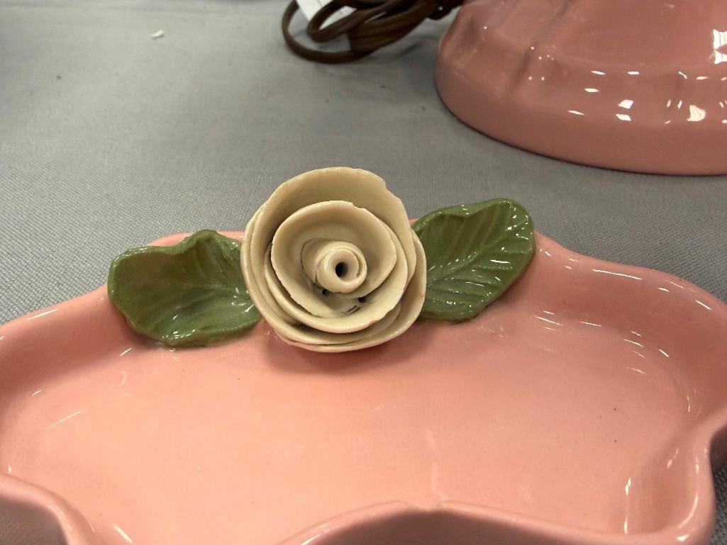CAPODIMONTE STYLE PINK CERAMIC TABLE LAMP WITH MATCHING PINK GLAZED DISHES - 9